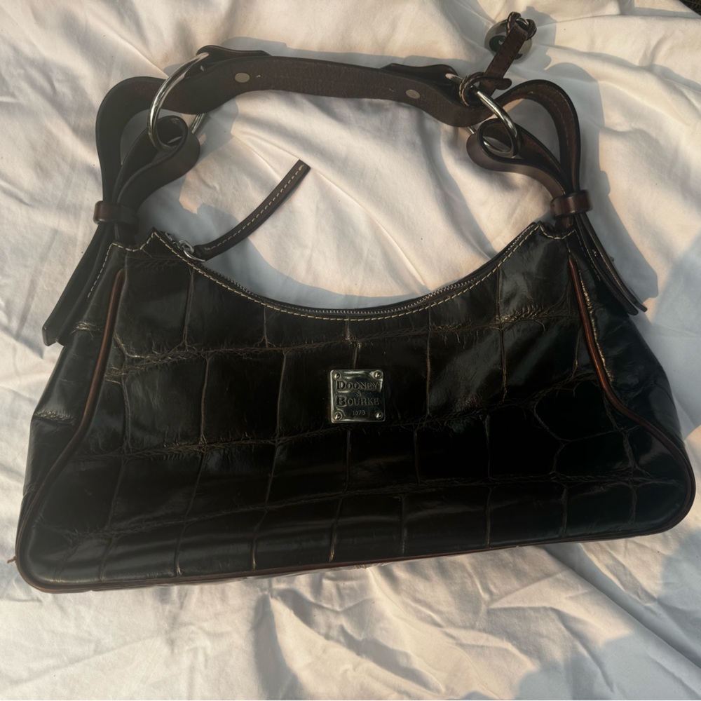Vintage Dooney and Bourke hand bag embossed alligator patten leather!